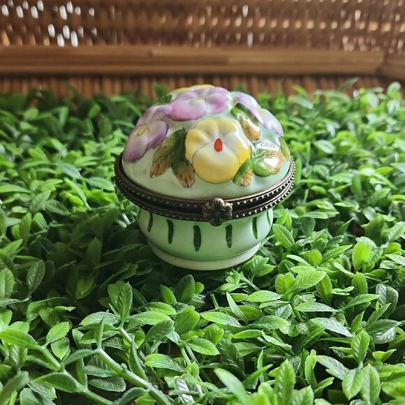 Pansy Limoge Type Enamel Trinket Box - Picture 1 of 10